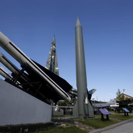 Un hombre obserba un misil surcoreano en el Museo de la Guerra en Seúl (Corea del Sur) hoy, 15 de septiembre de 2015. Corea del Norte anunció hoy que ha comenzado a operar de nuevo el reactor nuclear de Yongbyon, considerado la principal fu