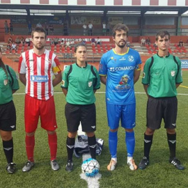 Marta Galego, en el centro, antes del  inicio del partido. / EFE