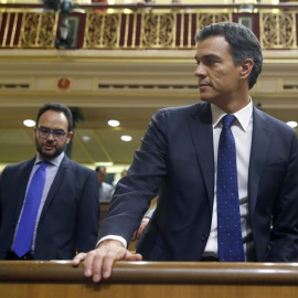 El portavoz del PSOE en el Congreso, Antonio Hernando, junto al líder de los socialistas, Pedro Sánchez.- EFE