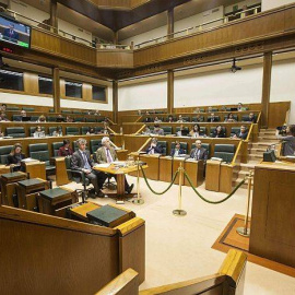 El lehendakari Iñigo Ürkulu durante una intervención en el pleno del Parlamento Vasco. EFE
