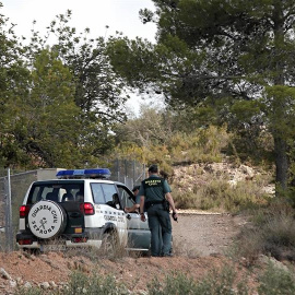 Agentes de la Guardia Civil recorren el camino de acceso al lugar donde agentes del Servicio de Protección de la Naturaleza (Seprona) han localizado, en el fondo de una profunda sima, el cadáver desnudo de una joven en las inmediaciones de 