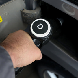 Un hombre reposta combustible en una estacion de servicio en Madrid. REUTERS