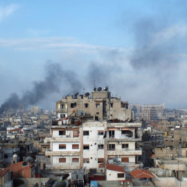 Humo en uno de los edificios en la ciudad de Homs tras un bombardeo. REUTES
