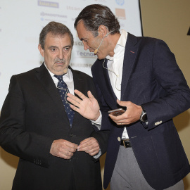 El presidente de Telefónica España, Luis Miguel Gilpérez (i), dialoga con el consejero delegado de Ericsson, José Antonio López (d), antes de su ponencia en el XXX Encuentro de Telecomunicaciones y Economía Digital, dentro de la programació