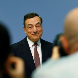 El presidente del BCE, Mario Draghi, posa ante los periodistas al inicio de la rueda de prensa poserior a la reunión del Consejo de Gobierno de la entidad, en su sede en Fráncfort. REUTERS/Ralph Orlowski