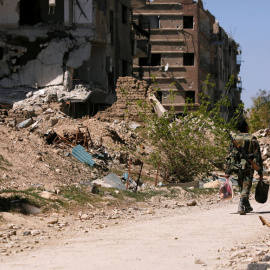 Un soldado camina por unas ruinas en Guta. REUTERS/Omar Sanadiki