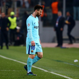Messi se retira al final del partido contra la Roma. REUTERS/Tony Gentile