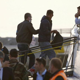 La Policía y Guardia Costera griegas, junto con empleados de la Comisión Europea, serán los encargados de organizar las deportaciones. / EFE