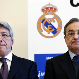 Fotografía de archivo del 04/02/2014 de los presidentes del Real Madrid, Florentino Pérez (d), y del Atlético de Madrid, Enrique Cerezo (i). /EFE