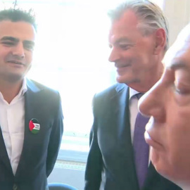Momento del encuentro entre el diputado holandés Tunahan Kuzu y el primer ministro israelí, Benjamin Netanyahu.