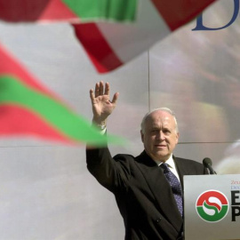 Fotografía de archivo tomada el 05/03/2000 en Barakaldo (Vizcaya) del expresidente del PNV, Xabier Arzalluz. - EFE