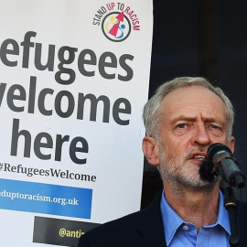 El nuevo líder del Partido Laborista, Jeremy Corbyn, muestra su solidaridad con los refugiados. / EFE