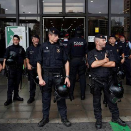 Dispositiu policial a les portes de l'Estació de Sants, a Barcelona, després d'emetre's la sentència del judici a l'1-O. EFE / Alejandro García