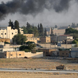 13/10/2019.- Vehículo blindado turco en la ciudad siria de Tal Abyad para una operación militar en áreas kurdas, en el distrito de Akcakale en Sanliurfa, Turquía, 13 de octubre de 2019. Turquía lanzó una ofensiva contra las fuerzas kurdas e