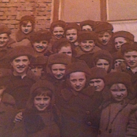 Araceli, arriba en el centro, junto al grupo de niños de la guerra refugiados en Rusia