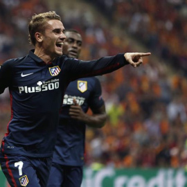 El jugador del Atlético de Madrid Antoine Griezmann celebra un gol ante el Galatasaray hoy, martes 15 de septiembre de 2015, durante el juego de la Liga de Campeones Grupo C que se disputa en Estambul , Turquía. EFE/TOLGA BOZOGLU