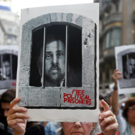 Centenares de personas cortan la céntrica Via Laietana de Barcelona en protesta por la sentencia del 'procés'. - EFE