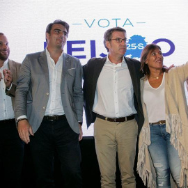 El candidato del PPdeG a la Presidencia de la Xunta, Alberto Núñez Feijóo, acompañado por el delegado de la Xunta en A Coruña Diego Calvo y la conselleira de Medio Ambiente Beatriz Mato, durante el inicio de campaña electoral que los pupola