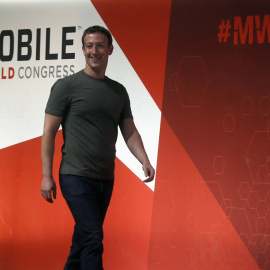 El creador de Facebook, Mark Zuckerberg, llega al Mobile World Congress en Barcelona para dar una conferencia./ REUTERS