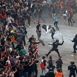 14/10/2019.- Mossos d'Esquadra cargan contra las miles de personas se agolpan ante el Aeropuerto del Prat después de que la plataforma Tsunami Democràtic haya llamado a paralizar la actividad del aeropuerto, en protesta por la condena a los