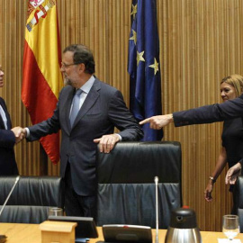 El presidente del Senado, Pío García Escudero, saluda al presidente del Gobierno el pasado lunes. (EFE)