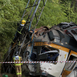 El tren ha chocado contra un puente y posteriormente contra una torreta.EFE/Salvador Sas