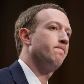 Mark Zuckerberg, testifica ante el Comité Senatorial de Comercio, Ciencia y Transporte y la audiencia conjunta del Comité Judicial del Senado. EFE/Michael Reynolds