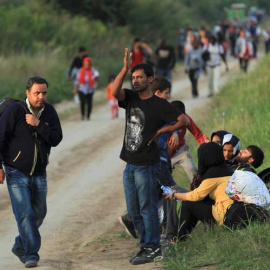 Un grupo de refugiados sirios en la frontera entre Serbia y Croacia. / ANTONIO BRONIC (REUTERS)