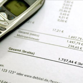 Un teléfono móvil junto a una cuenta de teléfono por 1700 euros, con cargos de roaming. EFE