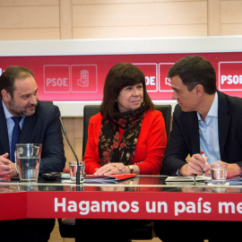 De izquierda a derecha, el secretario de Organización del PSOE, José Luis Ábalos, la presidenta de la formación, Cristina Narbona, y el secretario general, Pedro Sánchez, durante la reunión de la Permanente del PSOE en la sede socialista de