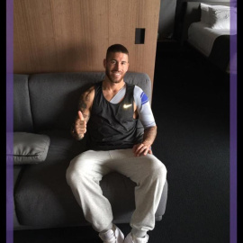 Sergio Ramos posa con el brazo en cabestrillo. /TWITTER