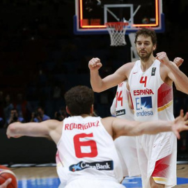 Los jugadores de la selección española celebran ayer la victoria contra Grecia. /EFE
