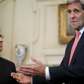 Bruno Rodríguez  y John Kerry, en el Departamento de Estado de EEUU. / REUTERS