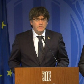 Carles Puigdemont, acompanyat de Toni Comín, durant la seva declaració de resposta a la sentència del Tribunal Suprem, CCMA