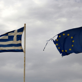 La banderas griega ondea junto a la de la UE en una playa en el norte de Grecia. REUTERS/Yannis Behrakis