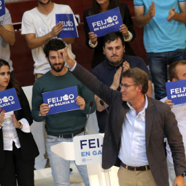 El presidente de la Xunta y candidato a la reelección, Alberto Núñez Feijóo, durante su intervención en un mitin de campaña para las elecciones gallegas en la plaza de toros de Pontevedra. EFE/Lavandeira jr