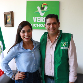 Maribel Barajas y el dirigente del partido en Michoacán, Ernesto Núñez.