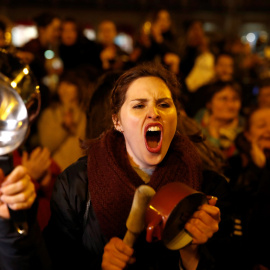 Un instante de esta medianoche en la que la Comisión 8M ha dado el pistoletazo de salida a la huelga feminista con una cacerolada en la Puerta del Sol.- EFE