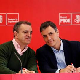 El líder del PSOE Pedro Sánchez junto al secretario general de los socialistas en Madrid, José Manuel Franco. / EFE