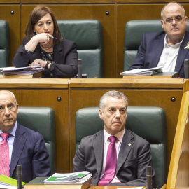 El lehendakari, Iñigo Urkullu (d), el consejero de Gobernanza Pública y Autogobierno , Josu Erkoreka (i), y los parlamentarios del PNV Joseba Egibar y Josune Gorospe (detrás), durante el pleno del Parlamento Vasco. EFE/David Aguilar
