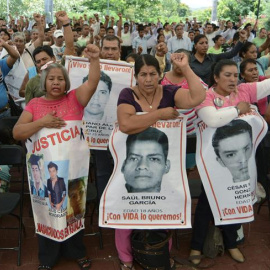Protesta de familiares de los 43 jóvenes mexicanos desaparecidos hace un año. - EFE