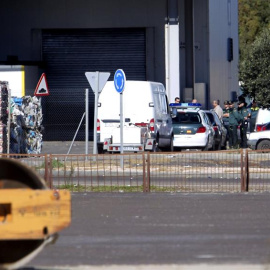 Efectivos de la Guardia Civil en el interior de la Planta de Reciclaje de la Cartuja (Zaragoza) donde se ha encontrado a un bebé sin vida. /EFE
