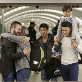 Abdul Mohsen se abraza con el presidente de la escuela nacional de entrenadores de fútbol (CENAFE) a su llegada a Getafe. EFE