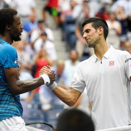 Novak Djokovic saluda a Gael Monfils tras ganarle en las semifinales del US Open./EFE