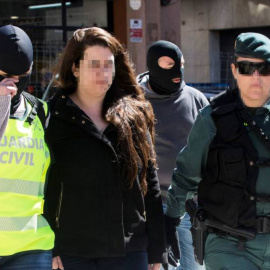 Los agentes de la Guardia Civil trasladan a la activista integrante de los CDR/EFE