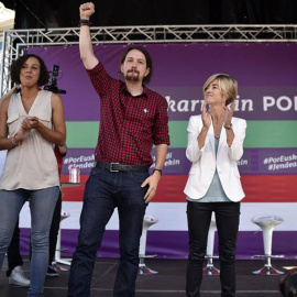 El líder de Podemos, Pablo Iglesias, acompañado por la candidata a lehendakari, Pili Zabala, y la secretaria general de Podemos Euskadi, Nagua Alba, durante un acto de campaña celebrado hoy en Barakaldo.- EFE