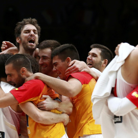 Los jugadores de España hacen piña para celebrar su victoria ante Grecia en los cuartos de final. /REUTERS