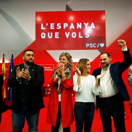 Los candidatos Marc Lamuà (2i) por Girona, Montse Mínguez por Lleida (3i) Meritxell Batet por Barcelona (3d) Joan Ruiz (1d) por Tarragona, posan con el primer secretario del PSC Miquel Iceta (1I) y el ministro de Fomento José Luis Ábalos (2