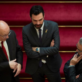 El presidente del Parlament, Roger Torrent (C), sus antecesores en el cargo Joan Rigol (i) y Ernest Benach (d). EFE