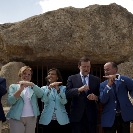 Mariano Rajoy, Juanma Moreno, Celia Villalobos, Rosa Aguilar, Manuel Barón, Elías Bendodo, y Antonio Sanz, hacen con las manos el signo de apoyo a la candidatura de los Dólmenes de Antequera (Málaga) como Patrimonio Mundial durante su visit